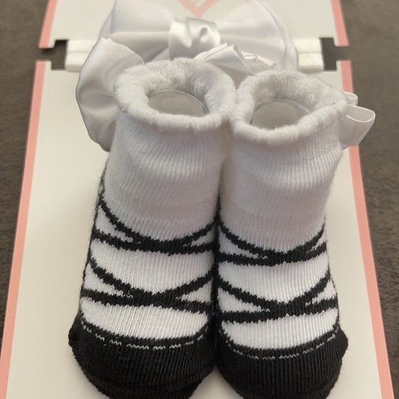 Marilyn Monroe a baby girl headband and socks set - Picture 2 of 3